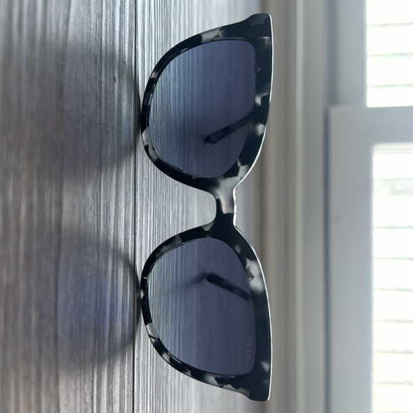 Prada sunglasses - Picture 2 of 5